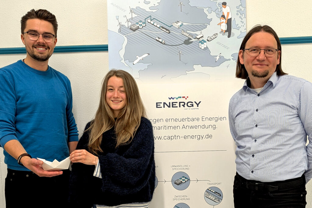 Von links: Jan Simon Bischoff, Leonie Carolus und Prof. Dr. Frank Meisel.